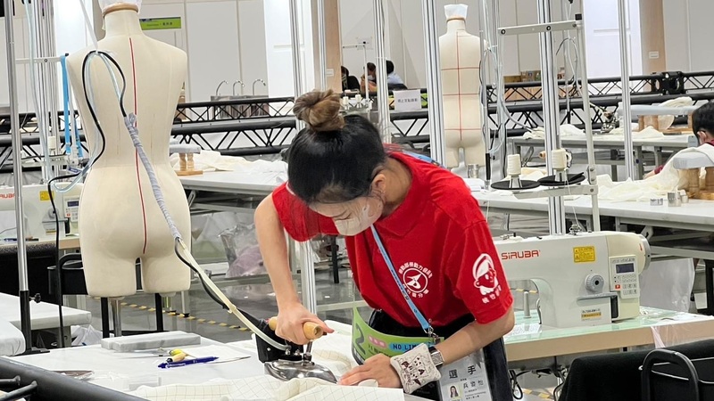 幫阿嬤穿針線啟蒙 兵姿怡服裝設計嶄露頭角圖片