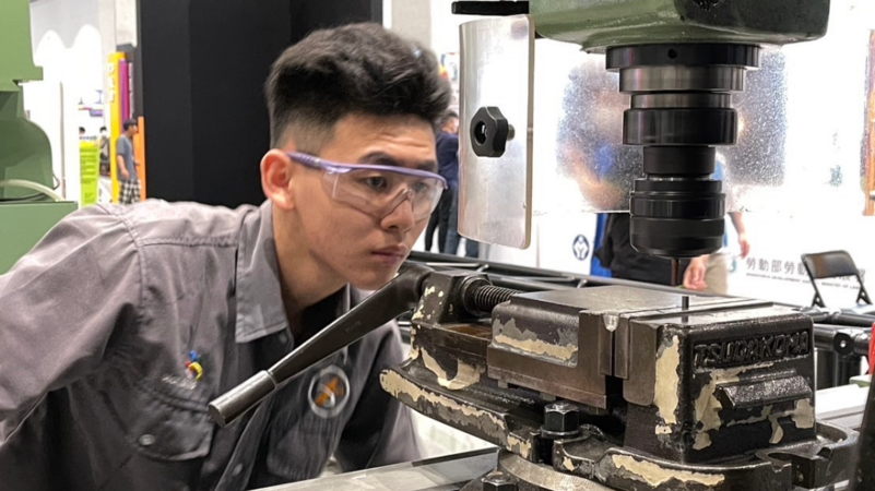 選讀技職 黃信詒大一全國賽奪金 穩健賺入人生第一桶金圖片